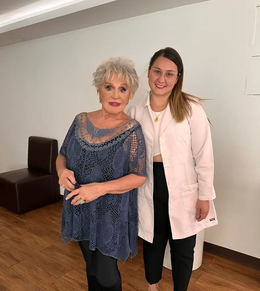 Dra. Leidy Díaz Villar, nefróloga, con una paciente